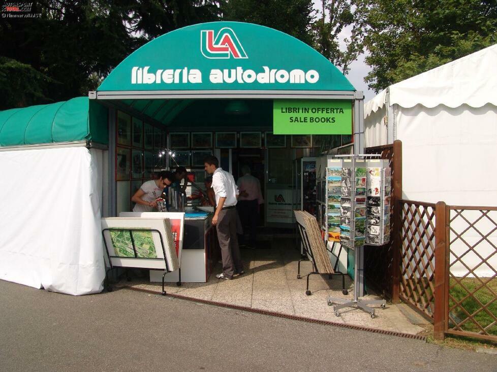 Die Libreria Autodromo vor dem Paddock-Eingang zählt zu den Geheimtipps in Monza. Wer Glück hat, trifft dort auch schon mal einen Teamchef beim Schmökern durch die seltenen Perlen der Formel-1-Literatur an.