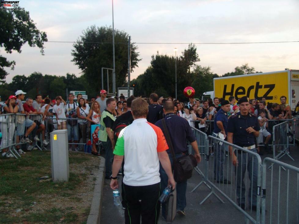 Am Ausgang der Paddock-Area warten jeden Abend dutzende Tifosi, um einen kurzen Blick auf die Formel-1-Stars zu erhaschen oder sogar ein Autogramm abzustauben. Besonders 