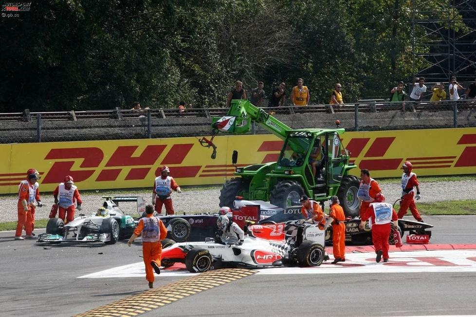 Großen Schaden richtete zum Rennstart ein kleiner Fehler von HRT-Pilot Vitantonio Liuzzi an. Kurios in dieser Szene: Der Fahrer des Bergungsfahrzeugs ist in diesem Moment schnellster Mann in diesem Formel-1-Feld.