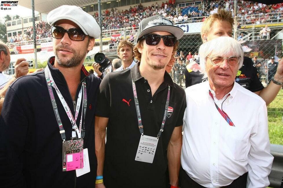 ...in die Startaufstellung hinein durfte auch in Monza einige Prominenz. Jamiroquai-Frontmann JayKay (links), MotoGP-Star Nicky Hayden (in der Mitte) und Formel-1-Boss Bernie Ecclestone flanierten zwischen den Boliden.