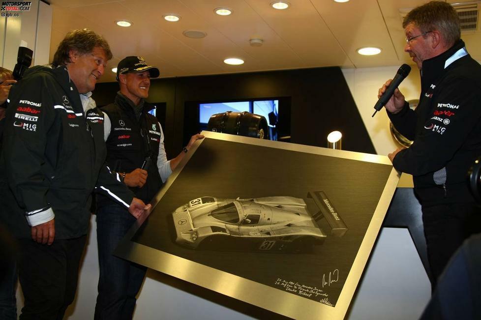 ...und es gab reichlich Geschenke für den prominenten Jubilar. Von seinem Mercedes-Team bekam Schumacher ein signiertes Bild vom Sauber-Sportwagen, mit dem Schumacher vor seiner Formel-1-Karriere unterwegs war. Damals waren die Prototypen aus der Schweiz ein offizielles Motorsportprogramm von Mercedes-Benz. Schumacher war Werksfahrer mit Stuttgarter Power im Heck.