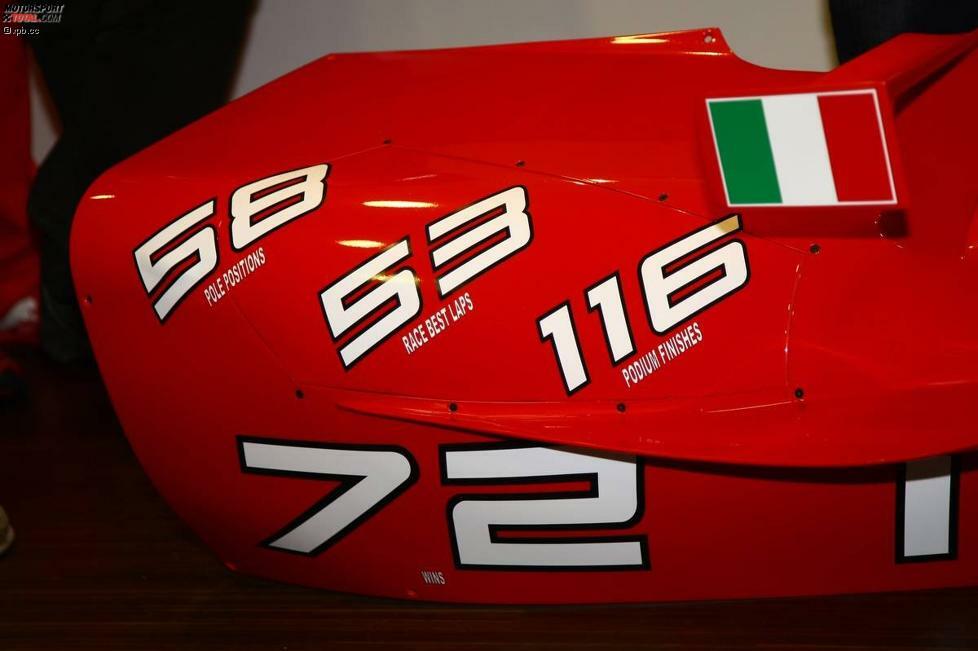 Bei Ferrari erlebte Schumacher seine erfolgreichsten Formel-1-Jahre. Beim Team aus Maranello steht der Deutsche immer noch hoch im Kurs. Die Roten überreichten dem früheren Lieblingsmitarbeiter ein Formel-1-Seitenteil mit Statistik: 72 Siege, 58 Pole-Positions, 53 schnellste Rennrunden, 116 Podestplätze.