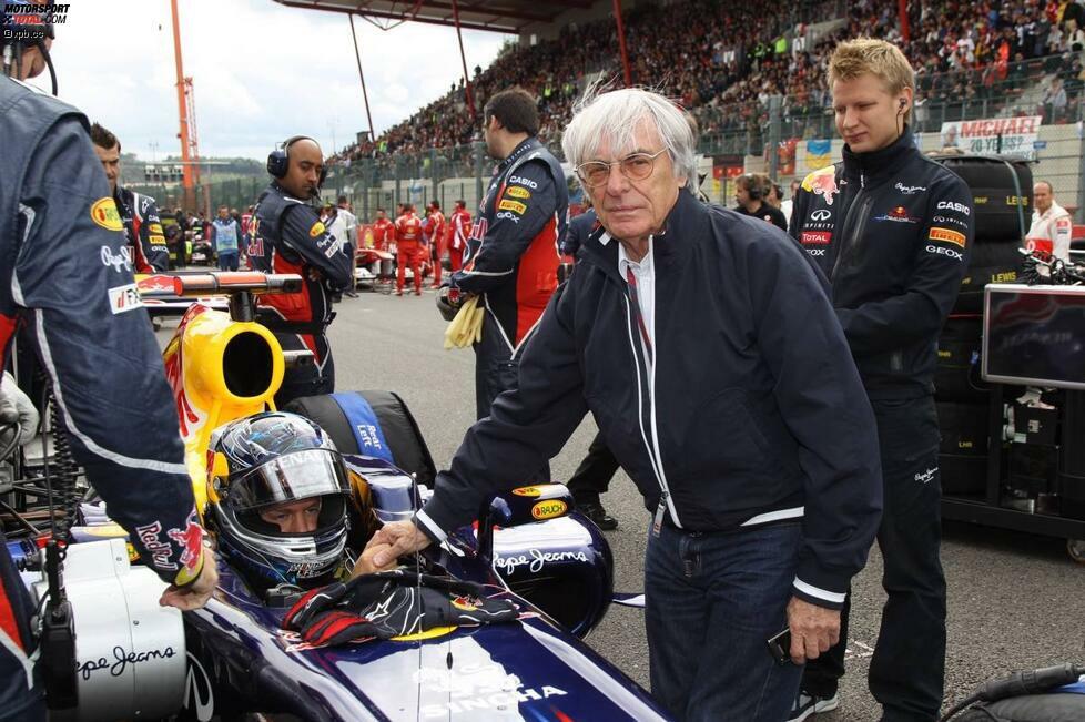 Nachdem Formel-1-Zampano Bernie Ecclestone seine prominenten Gäste aus dem Grid gescheucht hatte, gab es wieder einmal die bewährte Szene. Handshake mit seinem Musterknaben Sebastian Vettel, der seine Pole-Position in Spa-Francorchamps in den nächsten Sieg umsetzen konnte.