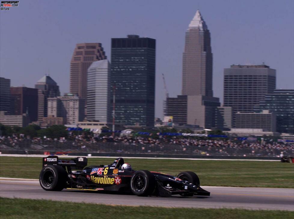 2000: Newman/Haas-Pilot Michael Andretti vor der Skyline von Cleveland