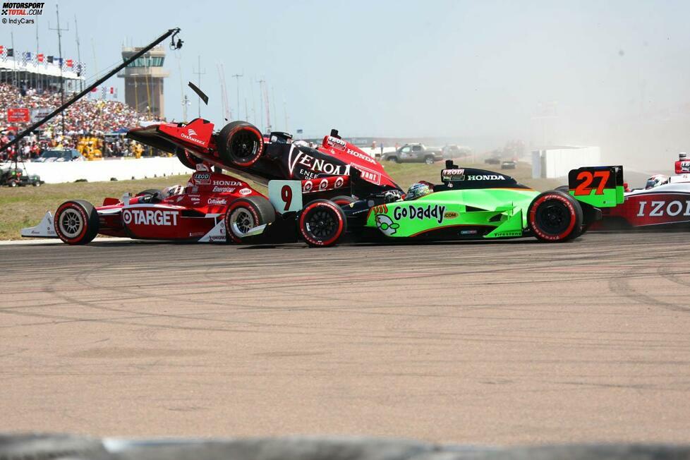 Erstes Rennen, erste Runde, erste Kurve und schon kracht es: Die IndyCar-Saison 2011 wird im März in St. Petersburg eröffnet