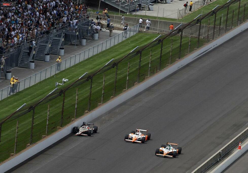 Drama in Indianapolis: In der letzten Kurve der letzten Runde setzt Rookie J.R. Hildebrand (links) seinen Panther-Dallara in die Mauer - Dan Wheldon (mitte) gewinnt in seinem ersten Saisonrennen