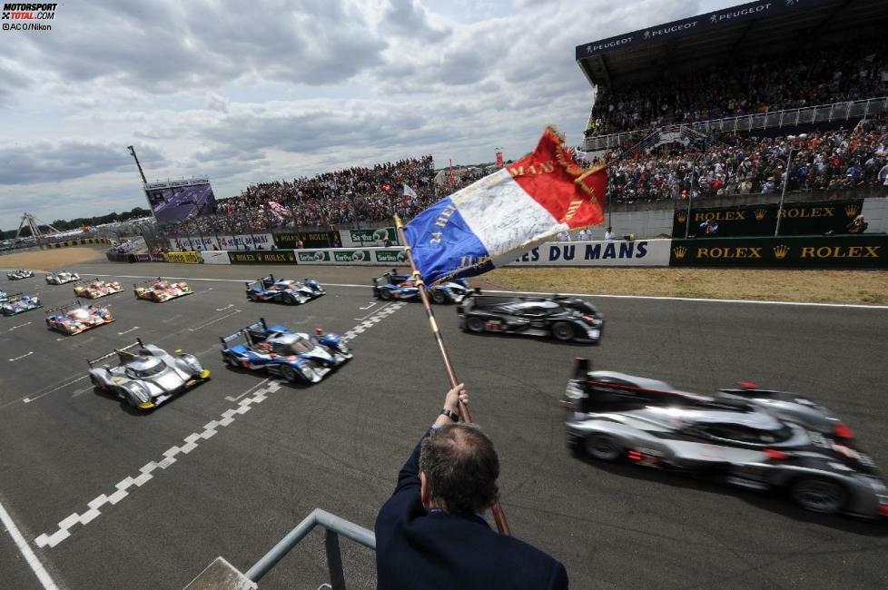 FIA-Präsident Jean Todt gab am 11. Juni um 15:00 Uhr das Signal zum Start in die 24 Stunden lange Jagd.