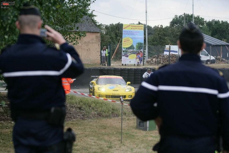 Am Ende setzten sich die Amerikaner durch. Die französische Polizei hielt den Erfolg per Foto fest. Nicht für die Akten.