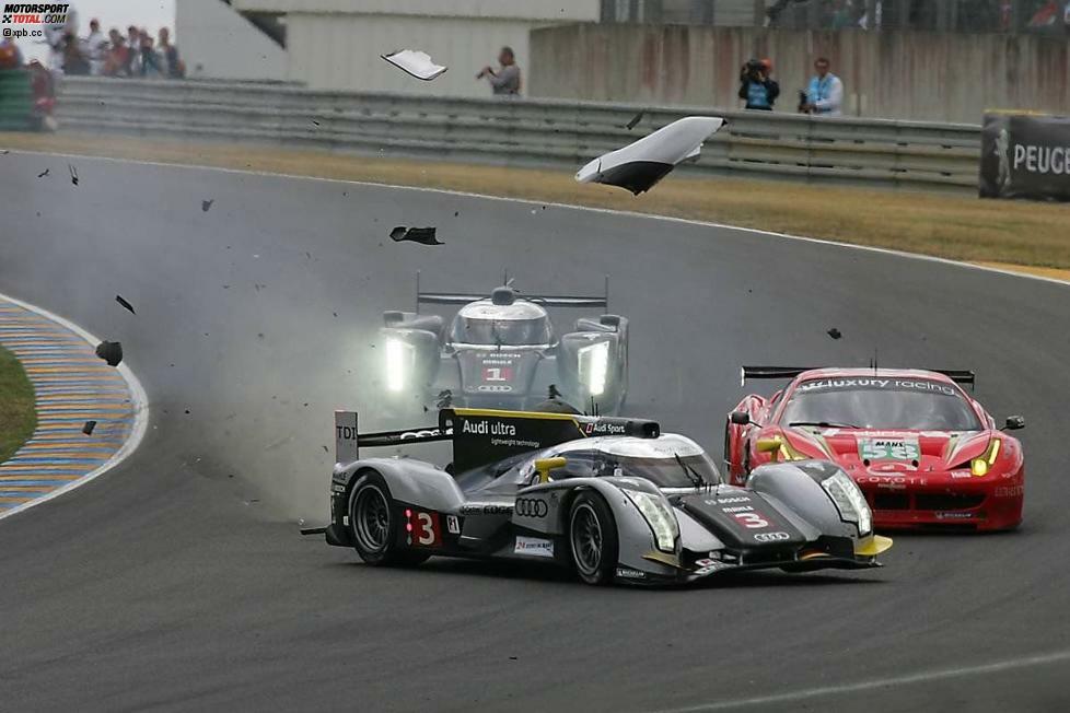 Audi erlebte in Le Mans 2011 gleich zwei große Schockmomente. Nach 14 Runden kollidierte Allan McNish mit einem Ferrari...