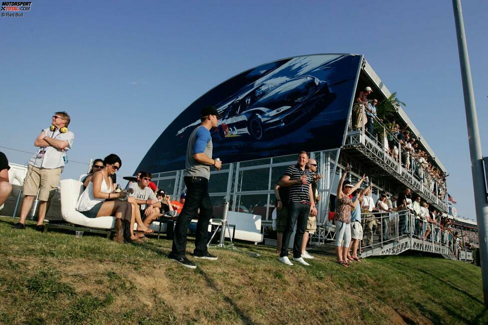 Charlotte 2008: Die Red Bull Energy-Station, das alte Formel-1-Gästehaus, steht nun eingangs von Turn 3