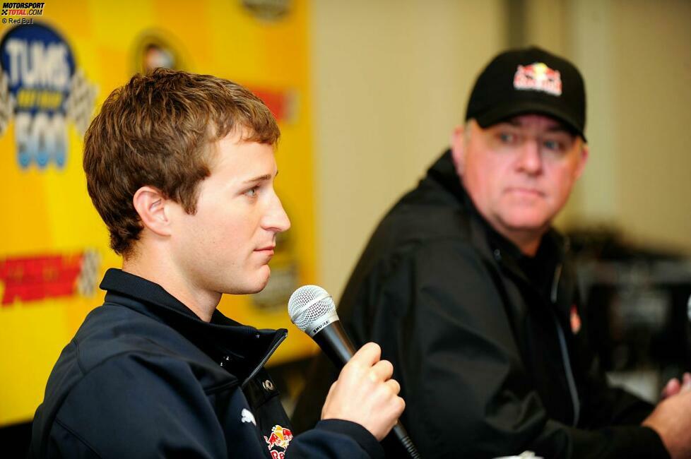 Oktober 2010: Teamchef Jay Frye stellt in Martinsville die Neuverpflichtung Kasey Kahne vor