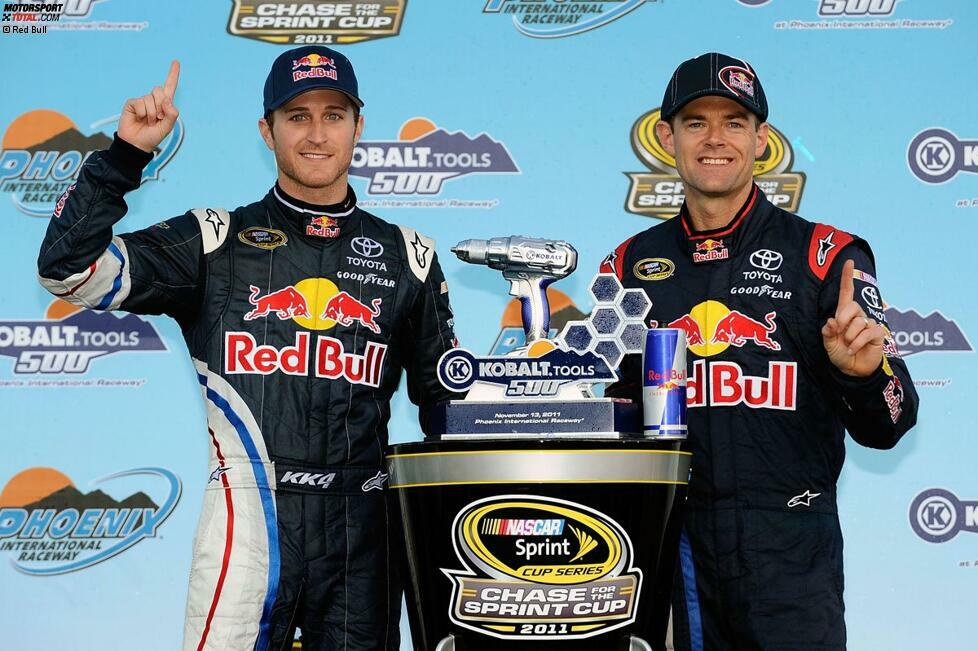 Kasey Kahne und Crewchief Kenny Francis mit dem Siegerpokal von Phoenix - ab sofort kämpft das Duo bei Hendrick Motorsports um den NASCAR-Titel