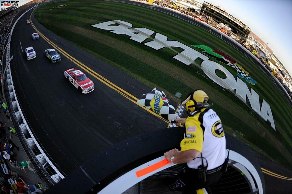 Die Saison 2011 beginnt gleich mit einem Paukenschlag: Der völlig unbekannte Rookie Trevor Bayne gewinnt im Ford des Traditionsteams der Wood Brothers (21) das Daytona 500!