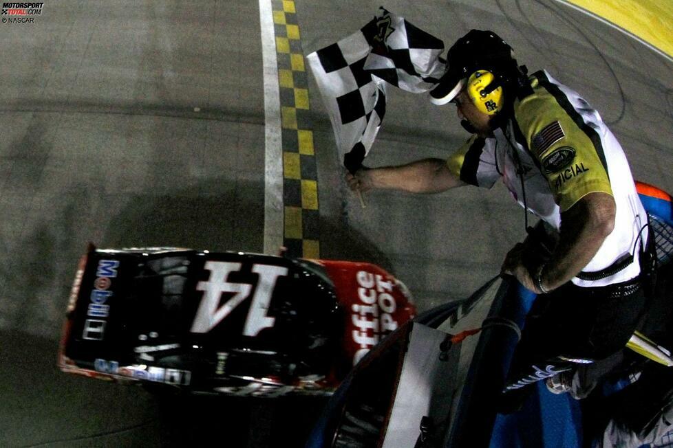 Stewart gewinnt in Homestead und damit seinen dritten NASCAR-Titel - punktgleich mit Edwards und aufgrund seiner fünf Chase-Erfolge