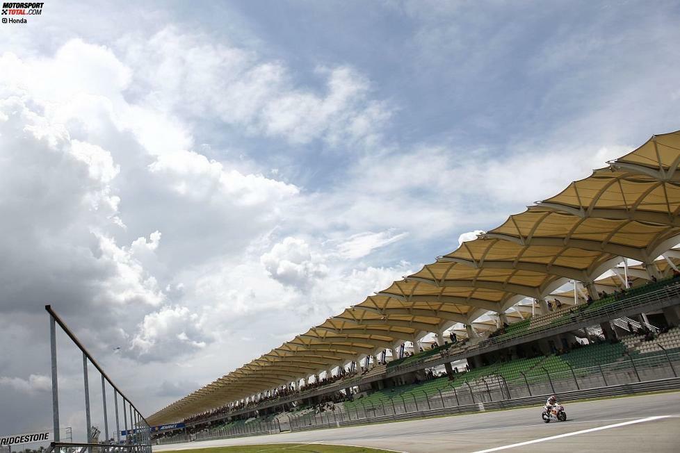 Beim Grand Prix von Malaysia lag Simoncelli kurz nach dem Start auf der vierten Position. In der zweiten Runde verlor er ausgangs der elften Kurve die Kontrolle über seine Honda RC212V und zog rechts über die Strecke. Colin Edwards und Valentino Rossi hatten keine Ausweichmöglichkeit und erfassten Simoncelli frontal. 