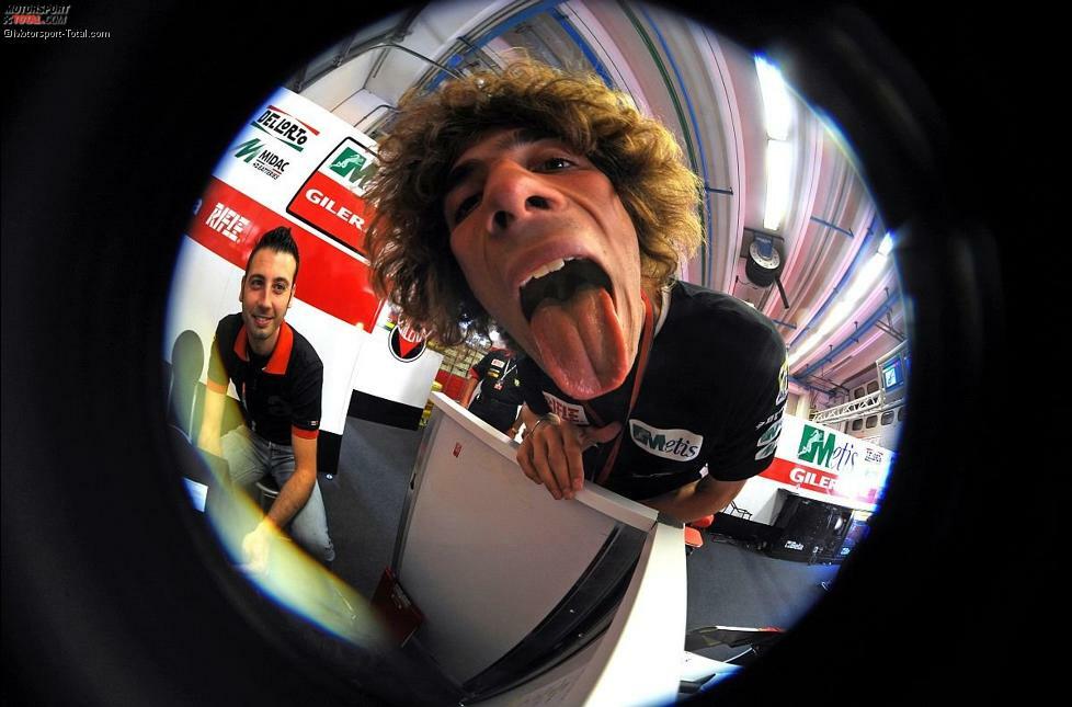 Als Marco Simoncelli 2002 im Alter von 15 Jahren seine ersten Gehversuche in der 125er-Weltmeisterschaft wagte, war er in der internationalen Motorsportszene kein Unbekannter. Im selben Jahr gewann er die 125er-Europameisterschaft und stieg in der folgenden Saison dauerhaft in die 125er-WM auf.