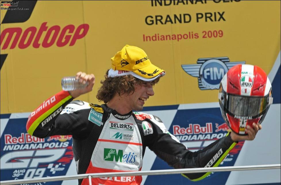 Nach zwei durchwachsenen Jahren in der Viertelliterklasse, in denen zwei sechste Plätze Simoncellis beste Ergebnisse waren, schaffte er 2008 den Durchbruch in der Motorrad-Weltmeisterschaft. Mit sechs Siegen und sechs weiteren Podiumsplatzierungen gewann 