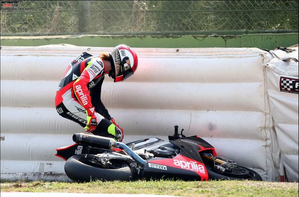 Im September 2009 wagte Simoncelli auf Einladung von Aprilia in Imola einen Ausflug in die Superbike-Weltmeisterschaft. Im ersten Lauf schied der Lokalmatador nach einem Sturz aus...