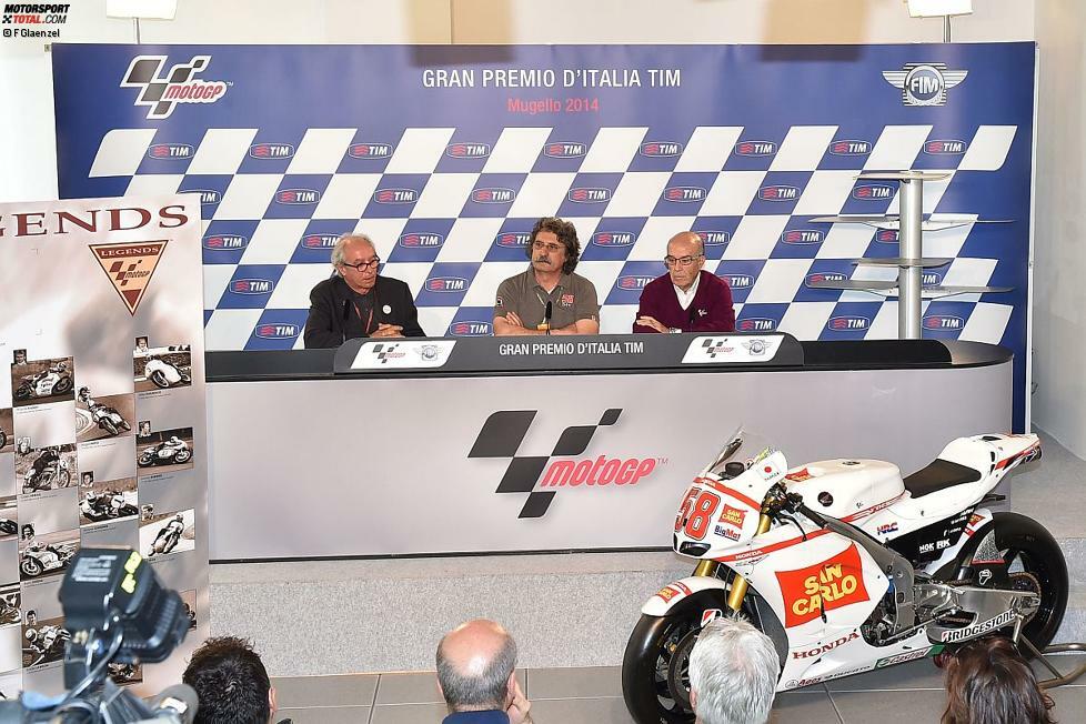 Mugello 2014: Dorna-Boss Carmelo Ezpeleta (re.) und FIM-Präsident Vittorio Ippolita (li.) ernennen Simoncelli im Beisein seines Vaters Paolo (mitte) zur MotoGP-Legende.