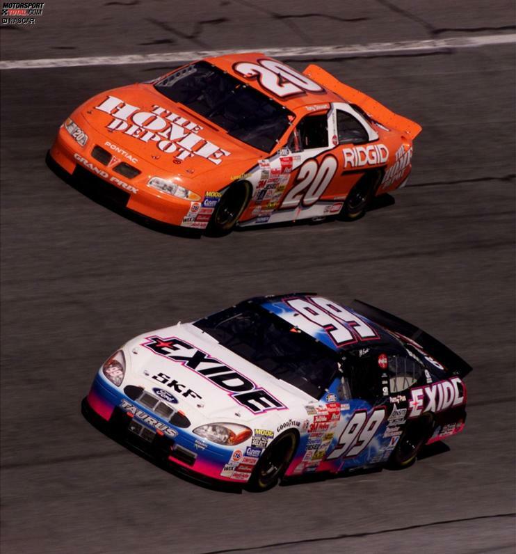 1999: Tony Stewart wechselt von der IRL in die NASCAR. Sein erstes Winston-Cup-Rennen, das Daytona 500, beendet er auf Platz 28. Am Jahresende hat er drei Rennen gewonnen und ist Rookie des Jahres.