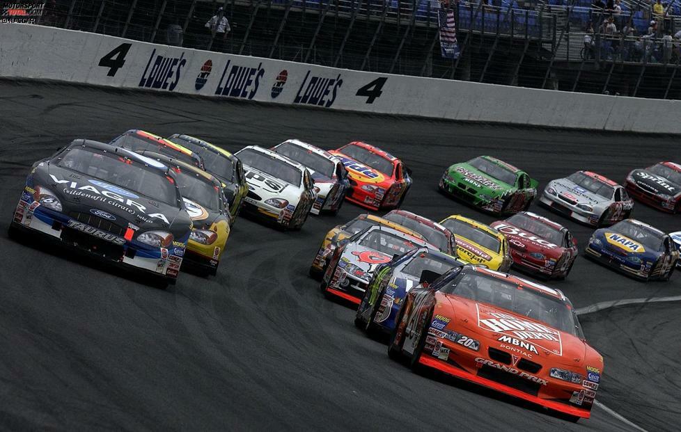 2002: Tony Stewart auf dem Weg zu seinem ersten NASCAR-Titel im orangefarbenen Gibbs-Pontiac mit der Startnummer 20.