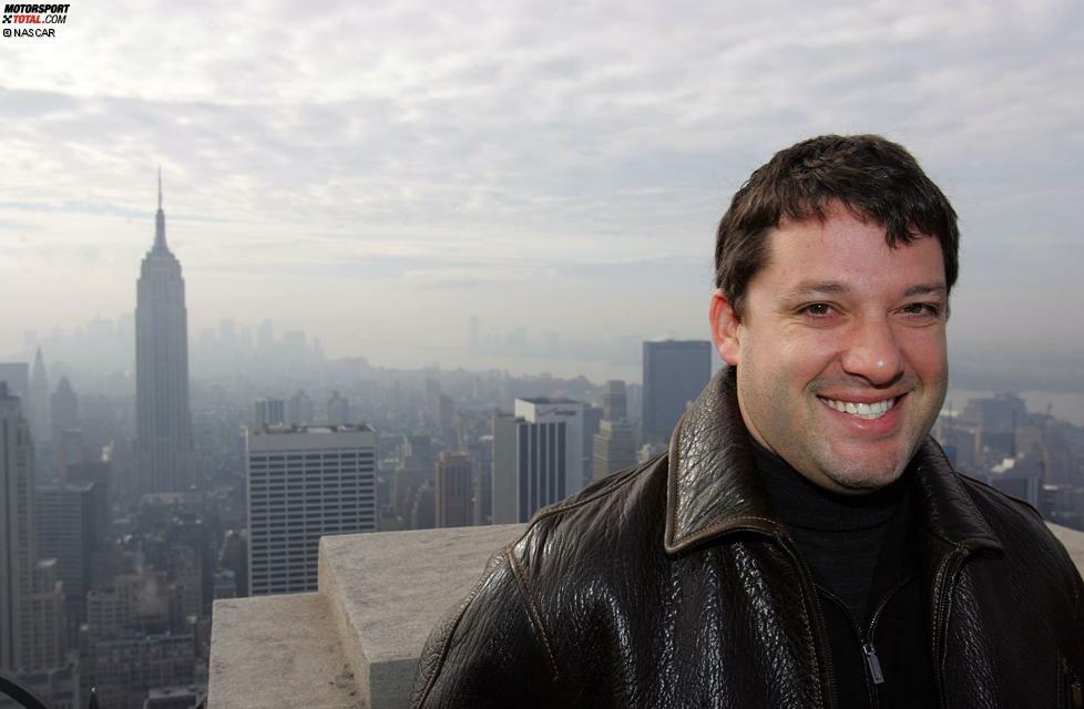 Ein verständlicherweise zufriedener Tony Stewart auf der Champions Week über der Skyline von New York.