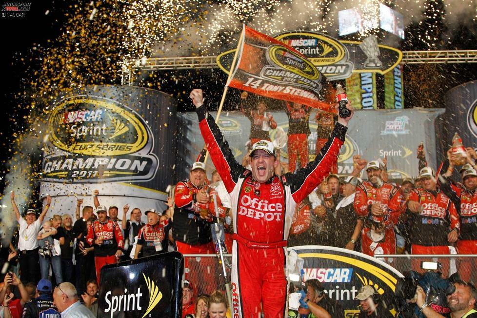 Dann geht es in den Chase 2011: Fünf Siege in zehn Rennen machen Tony Stewart hauchdünn zum neuen NASCAR-Champion. Der punktgleiche Carl Edwards hat das Nachsehen.