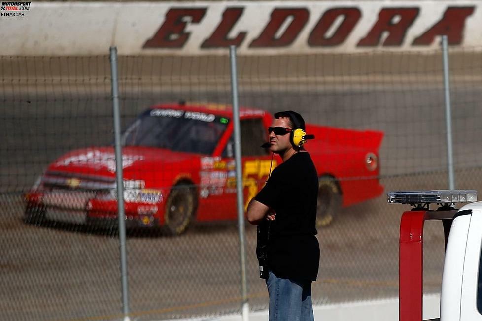 Schöner Zeitvertreib: Als Streckenbesitzer des Eldora Speedway darf NASCAR-Tausendsassa Stewart das Truck-Comeback auf einem Dirt-Track beobachten. Er selbst fährt nicht mit, dafür aber das eine oder andere Sprint-Car-Rennen, ebenfalls auf Dirt - mit Folgen.