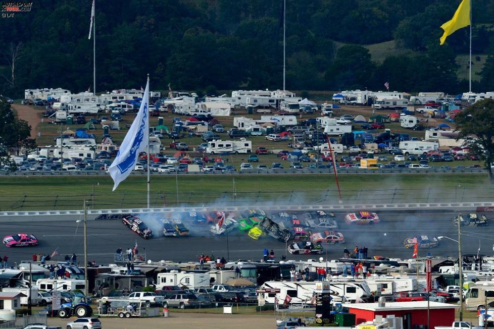 2012 macht Tony Stewart vor allem durch seinen Crash in Talladega auf sich aufmerksam. Nach drei Saisonsiegen endet seine Titelverteidigung auf Gesamtplatz neun.