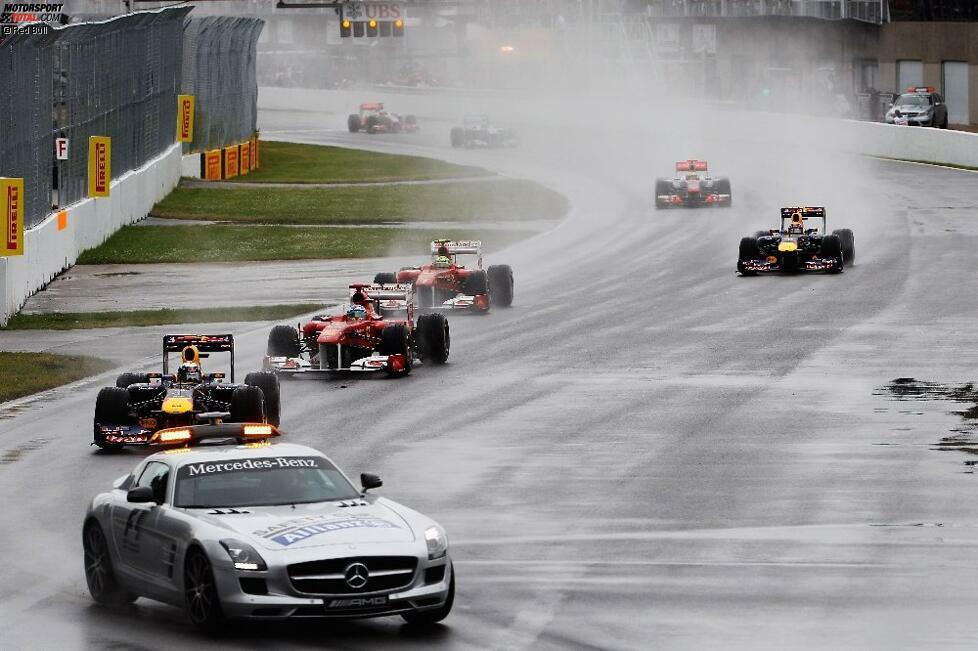 12. Juni, Großer Preis von Kanada:

Im Regenchaos von Montreal, wo das Rennen zwischenzeitlich zwei Stunden unterbrochen werden muss, scheint Vettel den Durchblick zu behalten, bis ihm in der letzten Runde ein kleiner Fehler unterläuft, den Button nach einer grandiosen Aufholjagd vom Ende des Feldes zum Sieg nutzt. Webber wird Dritter. Hamilton scheidet nach einer Kollision mit Button aus, Alonso rutscht gegen eine Mauer.

WM-Stand: Vettel 161 - Button 101 - Webber 94 - Hamilton 85 - Alonso 69