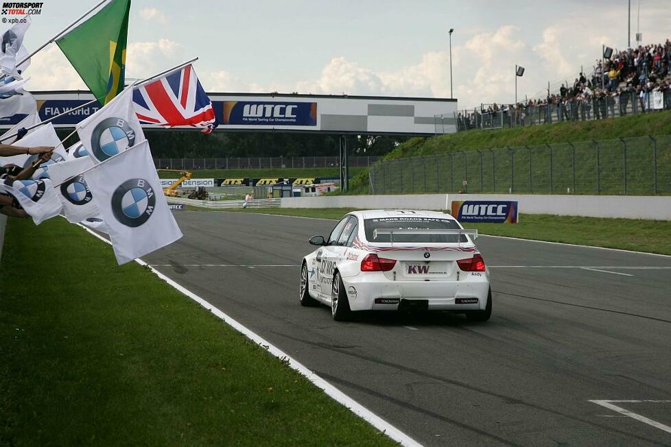 Ein gewohntes Bild: Ein BMW fährt in Oschersleben als Sieger über die Ziellinie. In elf von 14 Rennen sahen die Lokalmatadoren die Zielflagge der Motorsport Arena auf dem ersten Platz. Insgesamt trugen sechs Fahrer zu dieser starken Bilanz bei: Neben Andy Priaulx, Alessandro Zanardi und Jörg Müller waren dies Augusto Farfus, Felix Porteiro und Franz Engstler.