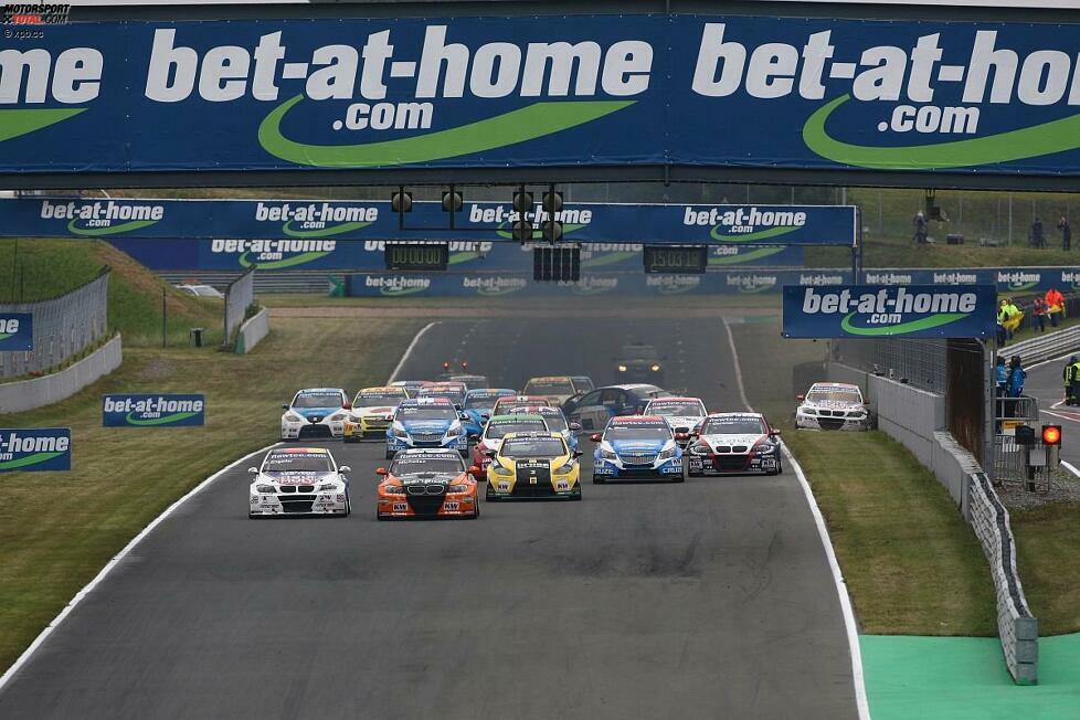 Zum vorerst letzten Mal gab die Rennleitung am 31. Juli 2011 einen WTCC-Start in Oschersleben frei. Franz Engstler und Norbert Michelisz stürmten an die Spitze.