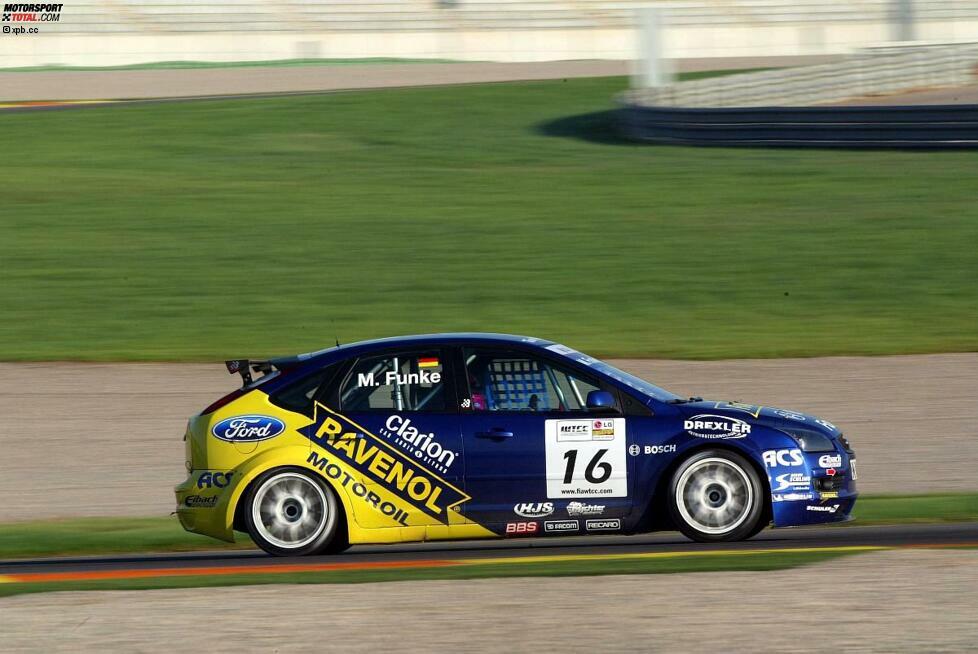 2005 gab die Motorsport Arena Oschersleben ihr Debüt in der WTCC - und Thomas Funke markierte im Ford Focus die erste Bestzeit. Der Deutsche umrundete den 3,696 Kilometer langen Kurs im ersten Freien Training in 1:33.062 Minuten und mit durchschnittlich 141 km/h. Zum Vergleich: Die bestehenden Rundenrekorde aus Qualifikation und Rennen liegen 0,3 beziehungsweise 3,1 Sekunden darüber...
