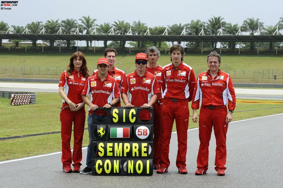 Immer in unseren Herzen: Das Ferrari-Team gedenkt MotoGP-Sternschnuppe Marco Simoncelli, die am 23. Oktober 2011 beim Grand Prix von Malaysia tödlich verunglückt ist. Im Hintergrund die Unfallstelle.