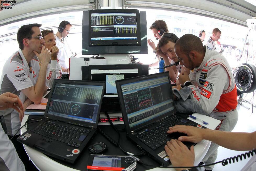Hightech in der McLaren-Box: Jenson Button und Lewis Hamilton grübeln über ihren Telemetrie-Daten. Anscheinend erfolgreich: Zum zweiten Mal hintereinander sicherten sie sich die erste Startreihe.