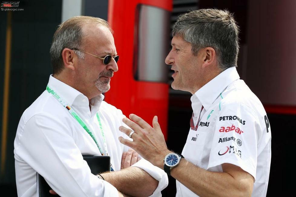 Hier möchte man gern Mäuschen sein: Hamilton-Manager Didier Coton im Gespräch mit Mercedes-Geschäftsführer Nick Fry. Lewis Hamilton wird nachgesagt, dass Mercedes unter Umständen seine Alternative zu McLaren sein könnte.