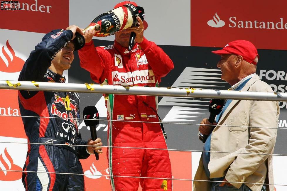 Niki Laudas neuer Job: Interviewer auf dem Podium. In Silverstone erledigte das Jackie Stewart. Aber Sebastian Vettel und Sieger Fernando Alonso hatten Besseres zu tun.