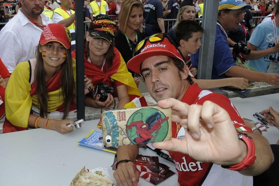 Für das Fotoalbum: Fernando Alonso beschert diesen Fans einen unvergesslichen Handy-Schnappschuss.