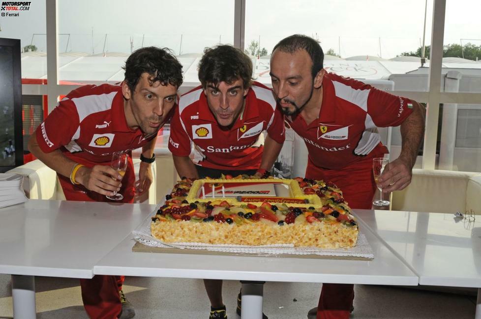 Happy Birthday, Fernando! Der WM-Leader schenkte sich zum 31. Geburtstag zwar keinen Sieg, baute aber seinen Punktevorsprung aus. Mit Alonso feierten auch die Elektronik-Spezialisten Francesco Cigarini (38) und Sergio Padovani (34).