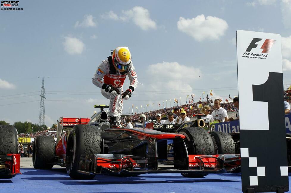 So sehen Sieger aus: Lewis Hamilton freut sich über seinen zweiten Triumph nach Montreal. Man bemerke den Gummiabrieb auf seinen Pirelli-Reifen.