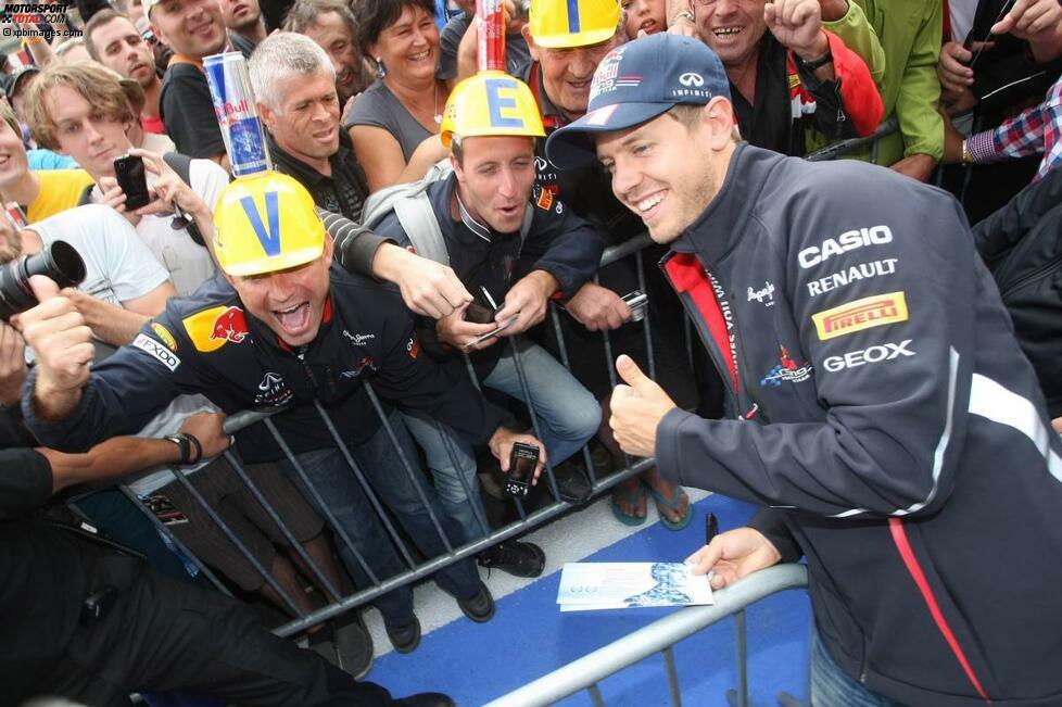 Immer gut drauf, immer Zeit für ein Foto und ein Autogramm: Sebastian Vettel mit seinen vielleicht leidenschaftlichsten Fans an diesem Wochenende.