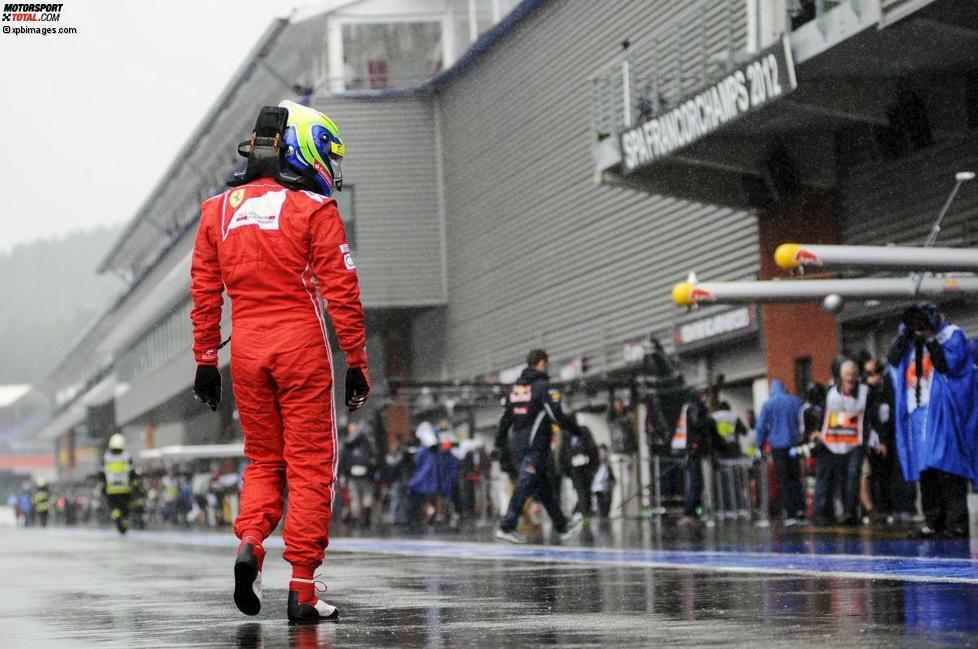 Das tat in Spa auch gut, denn am Freitag schüttete es so stark, dass beide Trainings fast komplett ins Wasser fielen. Felipe Massa trottete so geknickt an die Ferrari-Box zurück, nachdem sein Motor verraucht war. Ein Bild mit Symbolcharakter.