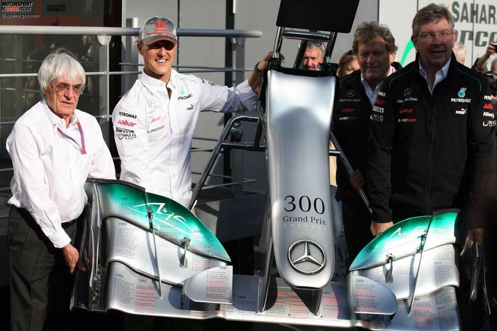 Bernie Ecclestone, Norbert Haug und Ross Brawn gratulieren Michael Schumacher zum 300. Grand Prix - obwohl Kritiker nörgeln, dass es erst der 299. war.