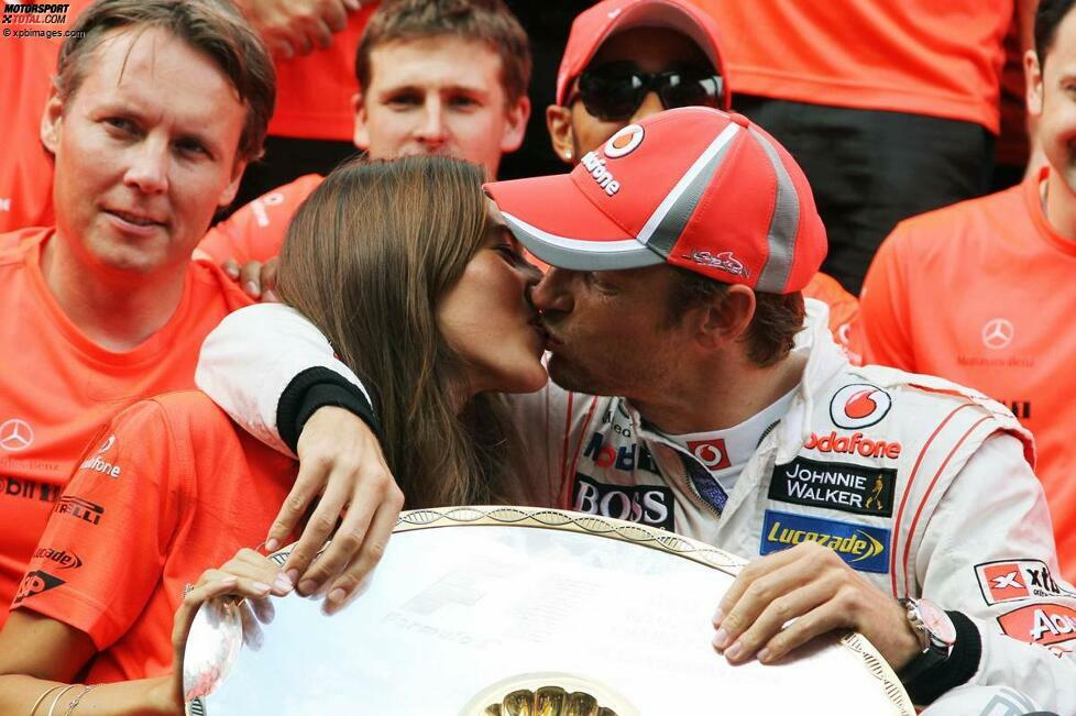Der Traum eines jeden Formel-1-Fahrers: Nach einem Sieg vom bildhübschen und sympathischen Unterwäsche-Model Jessica Michibata geküsst zu werden - ein Privileg, das Jenson Button vorbehalten ist.