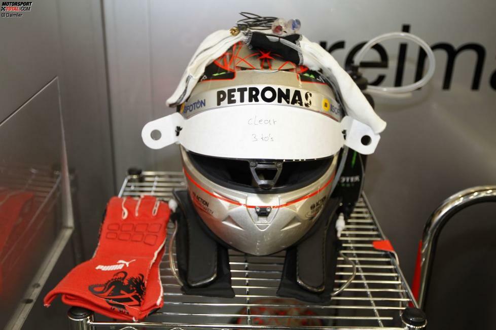 Auch Helmhersteller Schuberth ließ sich etwas Besonderes einfallen: Schumachers Kopfschutz für das Jubiläum wurde aus Platin angefertigt.