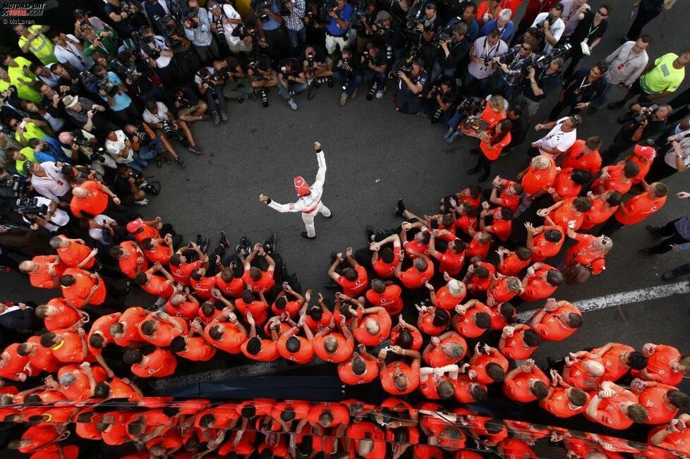 Mit den traditionellen orangefarbenen Sieger-T-Shirts feiert McLaren den zweiten Triumph von Button in dieser Saison.