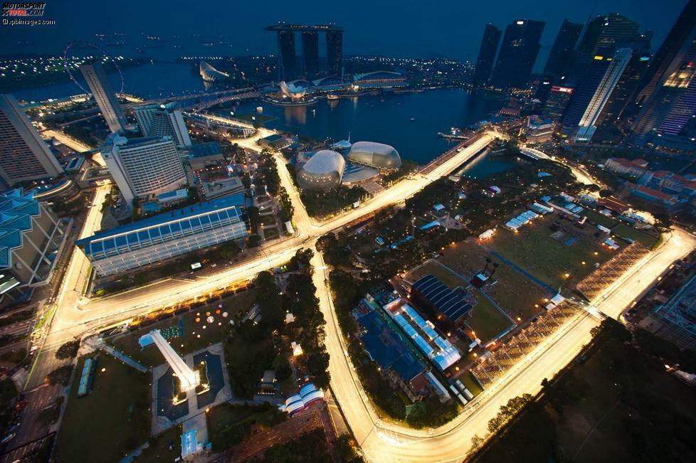 Willkommen in Singapur, dem spektakulärsten Schauplatz des Formel-1-Kalenders! Die Rennstrecke schlängelt sich dank Flutlicht (alle vier Meter) viermal so hell wie ein Fußballstadion durch die asiatische Nacht - und mittendrin eine Driving Range für Golf-Fans wie Heikki Kovalainen. Einmalig.