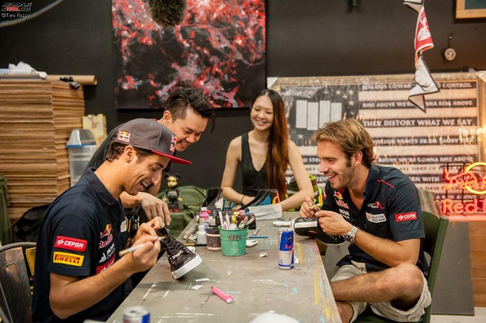 Einladung von Designer Mark Onk: Die Toro-Rosso-Junioren Daniel Ricciardo und Jean-Eric Vergne durften sich in dessen hipper Schuh-Werkstatt ihre eigenen Sneakers bauen.