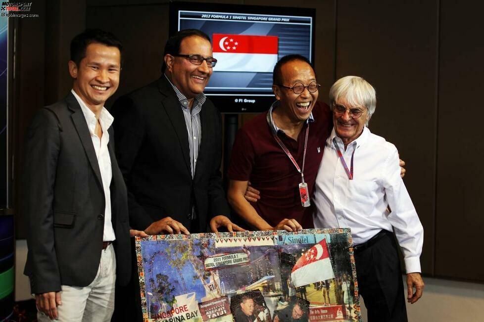 Neuer Vertrag für den Singapur-Grand-Prix bis 2017 - und ein bestens gelaunter Bernie Ecclestone bei der Pressekonferenz. Weil ihm die Asiaten eine 30-prozentige Redaktion der Veranstaltungsgebühr abgerungen haben, warnte er die Journalisten: 