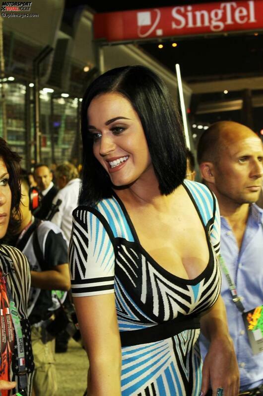 Popstar Katy Perry bleibt beim Singen: Nach dem Grand Prix, den sie sich direkt von der Boxenmauer aus anschaute, gab sie vor 50.000 Fans ein begeisterndes After-Race-Konzert.